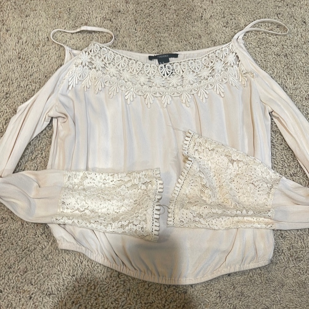 Boho crop top open shoulders (has a removable stain)